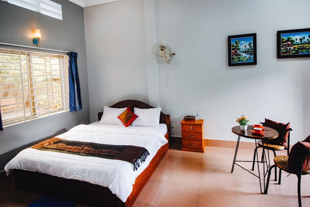 Lea'S Guesthouse And Restaurant Kampot Exterior photo