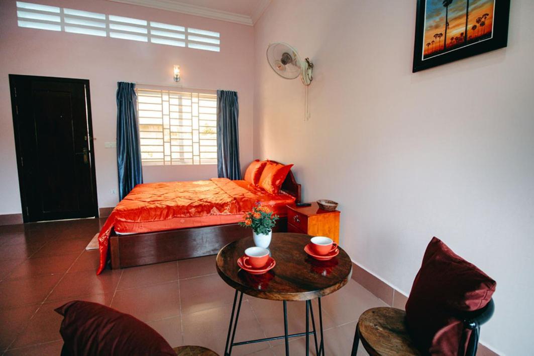 Lea'S Guesthouse And Restaurant Kampot Exterior photo