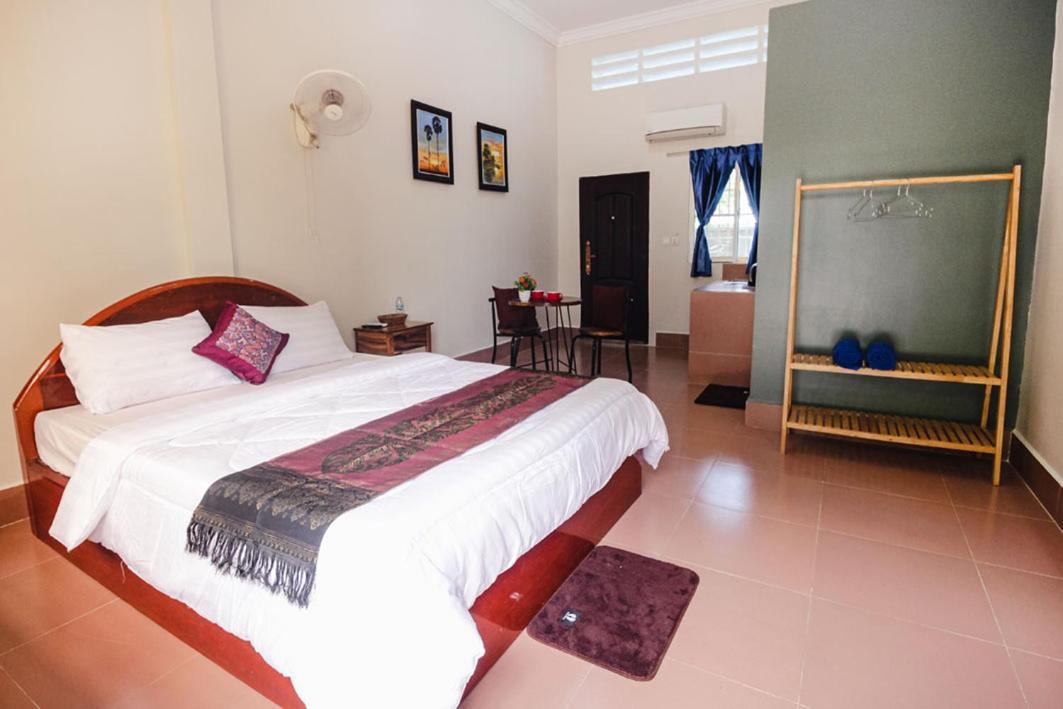 Lea'S Guesthouse And Restaurant Kampot Exterior photo
